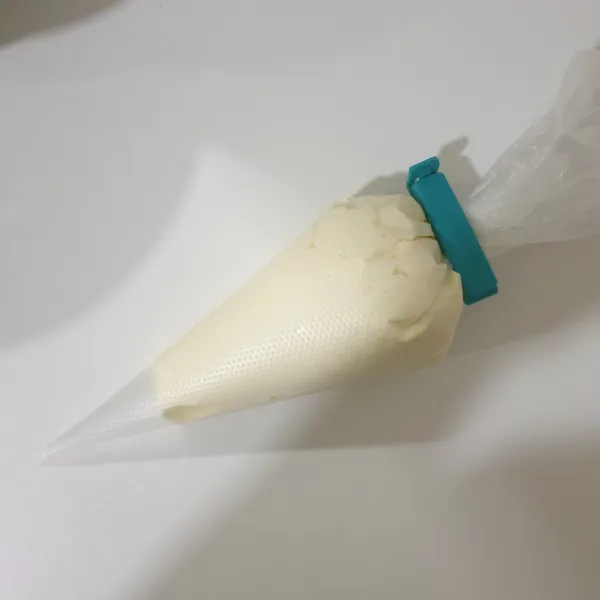 Masukan adonan Cream Cheese Kedalam plastik piping bag.