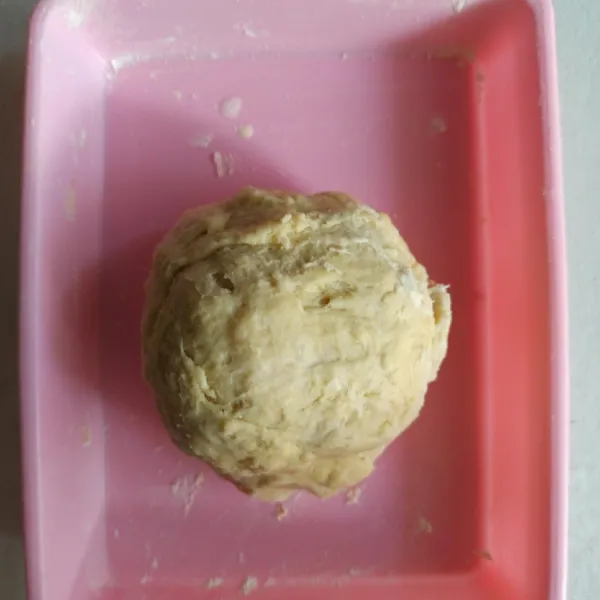 Campur tepung terigu, gula, garam, mentega, aduk rata. Tambahkan air dingin sedikit demi sedikit. Uleni hingga kalis.