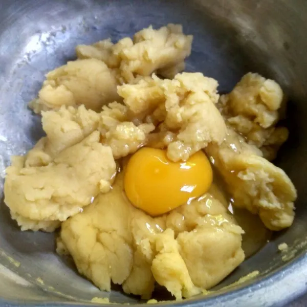 Masukkan telur satu persatu dan aduk hingga tercampur rata dan adonan licin.