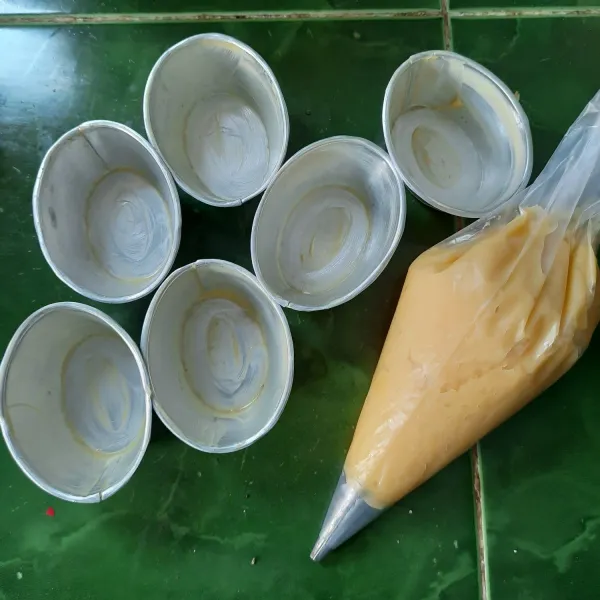 Siapkan cetakan beri margarin lalu tuangkan adonan dalam cetakan.