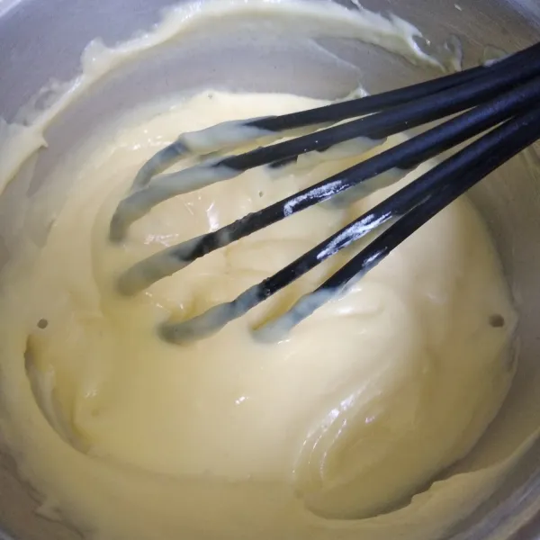 Buat vla : campur semua adonan vla kecuali margarin aduk rata, masak sampai meletup letup kemudian masukkan margarin, aduk rata.