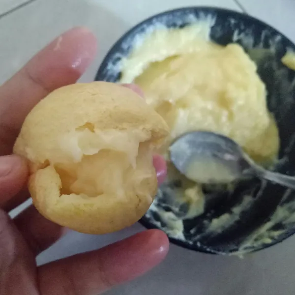 Belah tengah soes jangan terputus lalu beri isian fla, berulang hingga habis.