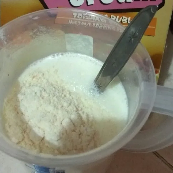 Campur susu, telur, whipped cream dan lada. Aduk rata.