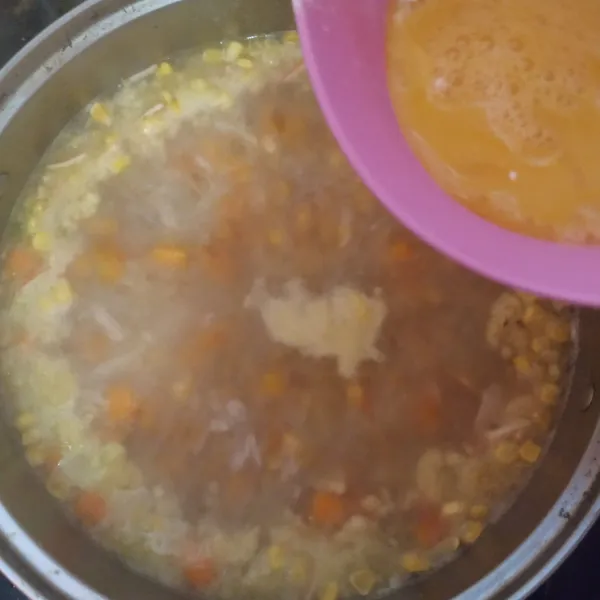 Lalu setelah wortel dan jagung matang, beri sisitan/ suwiran ayam dan sup cream instan. Setelah itu kocok telur lalu tuang ke dalam sup sambil diaduk. Beri seledri sebagai pelengkap di atasnya. Sajikan.