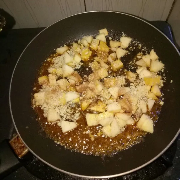 Siapkan pan dan lelehkan margarin. Masukan gula merah, aduk rata sampai larut. Kemudian masukan apel, pisang, kacang dan kayu manis bubuk. Aduk rata, masak sekitar 2 menit. Angkat.