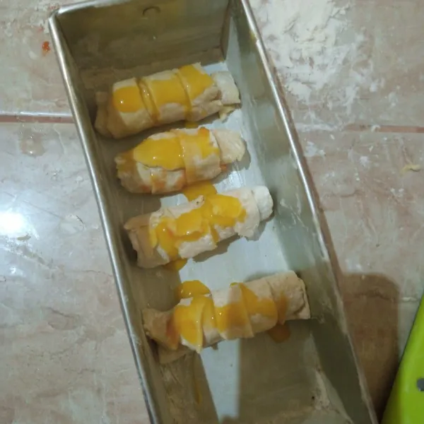 Olesi dengan kuning telur, panggang suhu 180° selama 25 menit.