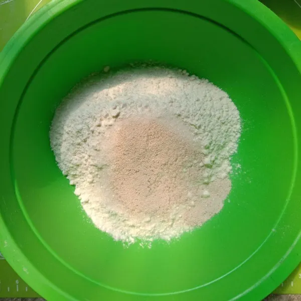 Campur terigu, gula dan ragi instant. Aduk rata.