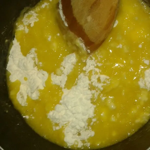 Masukkan tepung terigu. Aduk cepat, kecilkan api.