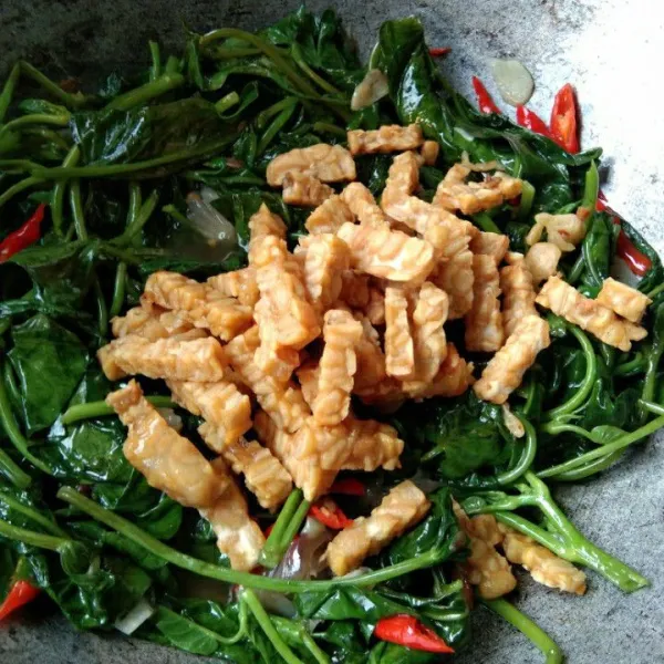 Masukkan tempe goreng, aduk
