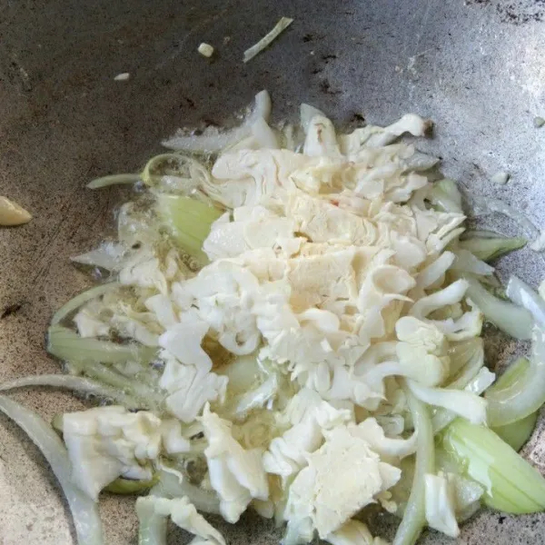 Siapkan wajan dengan minyak secukupnya, tumis bawang putih dan bawang bombay hingga harum, masukan irisan kol, aduk rata
