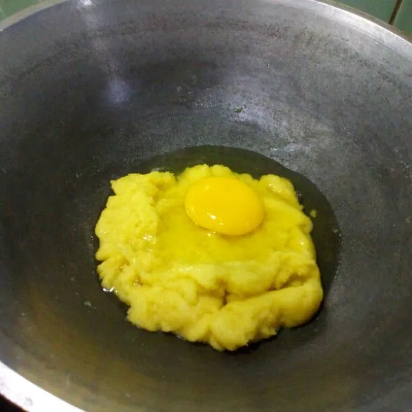 Masukkan telur, aduk sampai tercampur rata.