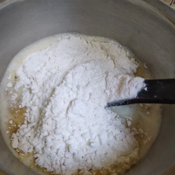 Masukkan tepung, aduk cepat menggunakan sendok kayu sampai adonan kalis, biarkan dingin.