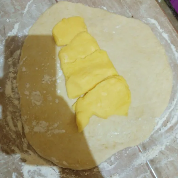 Pipihkan korsvet. Pipihkan adonan lebih besar dari ukuran korsvet, taruh korsvet diatasnya lipat bentuk amplop kemudian gilas tipis.