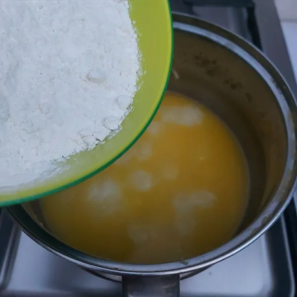 Masukkan tepung dan vanili, aduk dengan cepat menggunakan sendok kayu hingga kalis. Setelah itu angkat dan biarkan sampai hangat.