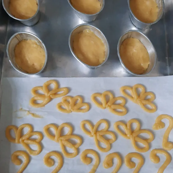 Buat bentuk sayap dan kepala lalu oven sampai matang.