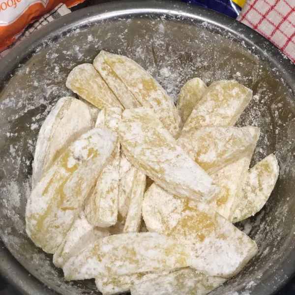 Campur kentang yang sudah direbus setengah matang dengan tepung maizena yang telah disiapkan