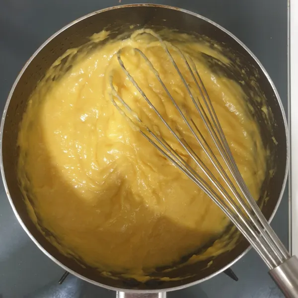 Aduk sampai tercampur rata dan masak hingga meletup-letup dan terakhir masukkan butter, Aduk sampai tercampur rata.angkat dan masukan kedalam plastik piping bag.