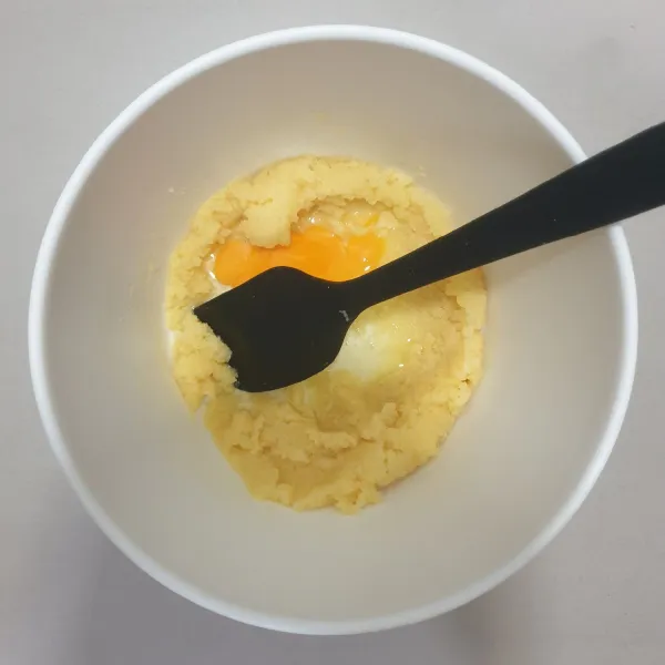Masukan baking powder dan telur satu persatu dan aduk adonan sampai benar-benar tercampur rata dan mengkilat.