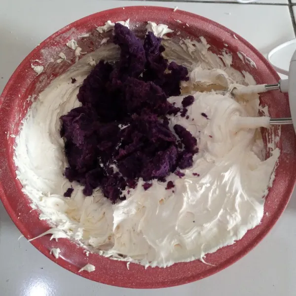 Masukkan ubi yang telah di haluskan, mixer lagi masih dengan kecepatan paling rendah, asal tercampur saja