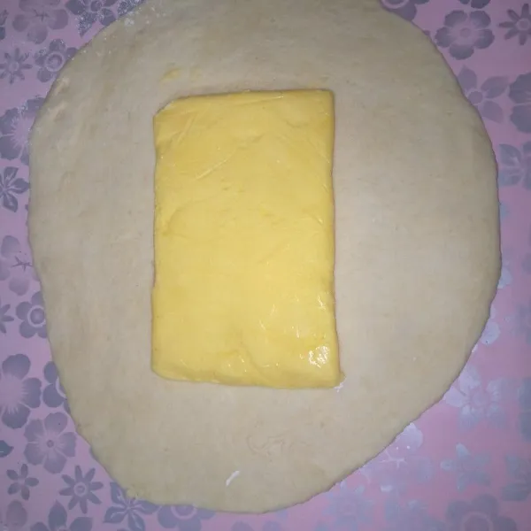 Pipihkan adonan letakkan korsvet ditengah.