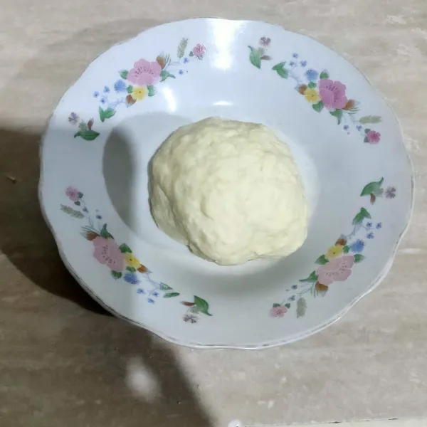 Membuat puff pastry: campurkan tepung terigu, margarin, garam, gula dan air, aduk rata hingga kalis, diamkan selama 30 menit.