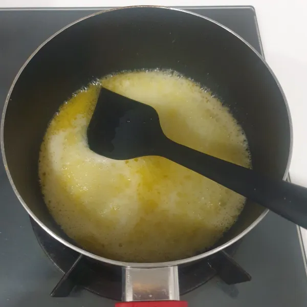 Didihkan air, garam dan margarin, setelah mendidih matikan api.