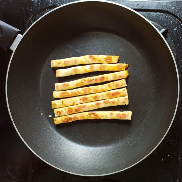 Panggang diatas teflon sekitar 2menit, kemudian balik. Angkat dan taburi gula pasir serta keju parut.