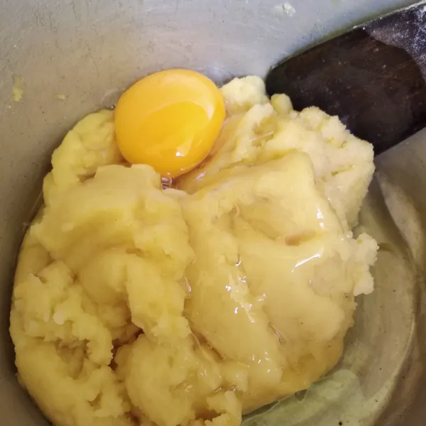 Masuk 1 telur aduk sampai rata, masuk lagi telur kedua aduk rata lagi, masuk telur ketiga aduk rata.