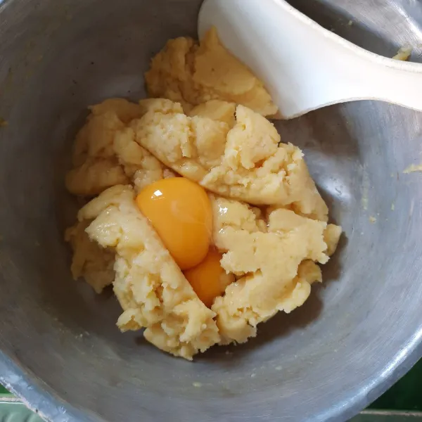Biarkan adonan hangat hangat kuku lalu masukan telur aduk sampai adonan tercampur rata.