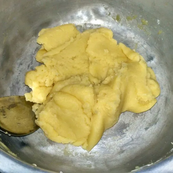 Masukkan tepung terigu dan aduk rata hingga tercampur rata dan kalis.