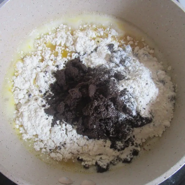 Segera masukkan tepung dan oreo halus. Aduk rata hingga menjadi adonan.