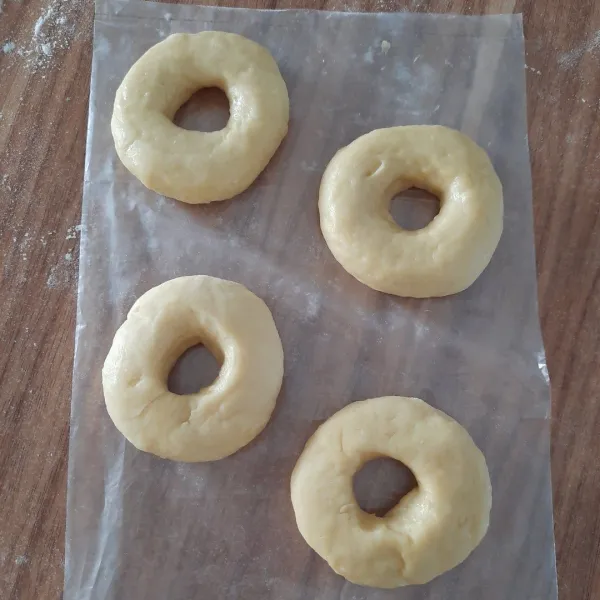 Donat yang akan digoreng, bisa di bentuk dengan di lubangi tengahnya. Lalu tunggu adonan mengembang sekitar 10 menit.