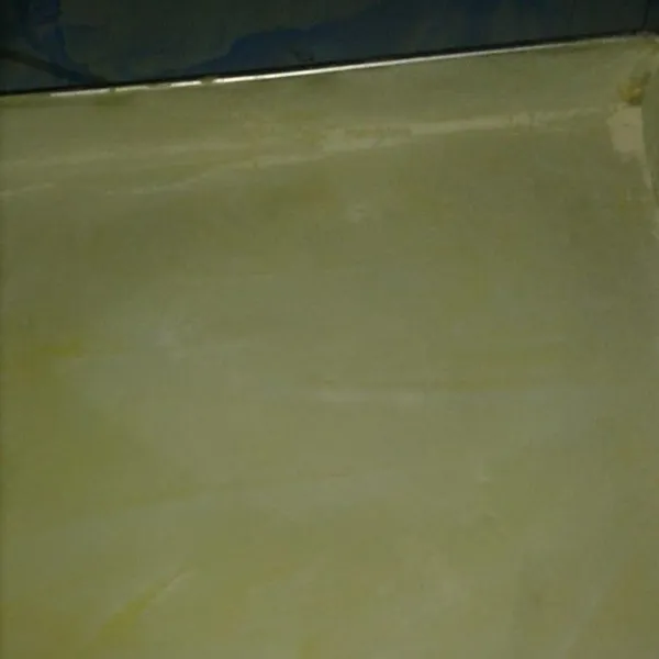 Setelah itu olesi loyang kue kering dengan margarin dan tepung terigu, tipis tipis saja.