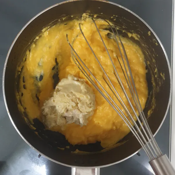 Larutkan tepung custard Gula pasir, kuning telur dan susu segar UHT Full Cream, Masak di atas Api kecil sampai meletup-letup sambil terus diaduk.masukan durian,