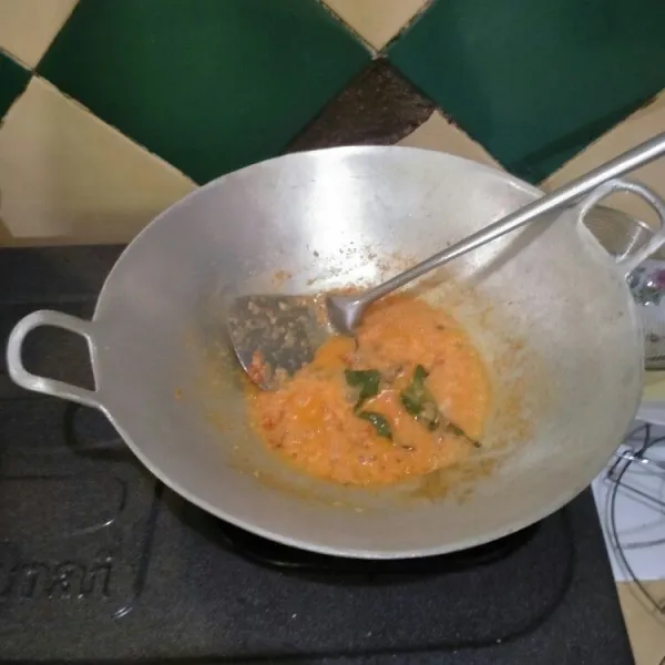 Siapkan wajan, tambahkan minyak goreng, masukkan bumbu halus, jahe, sedikit air dan daun salam. Tumis hingga harum