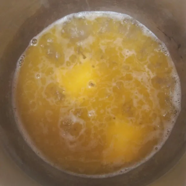 Panaskan air di dalam panci dengan margarin dan garam.