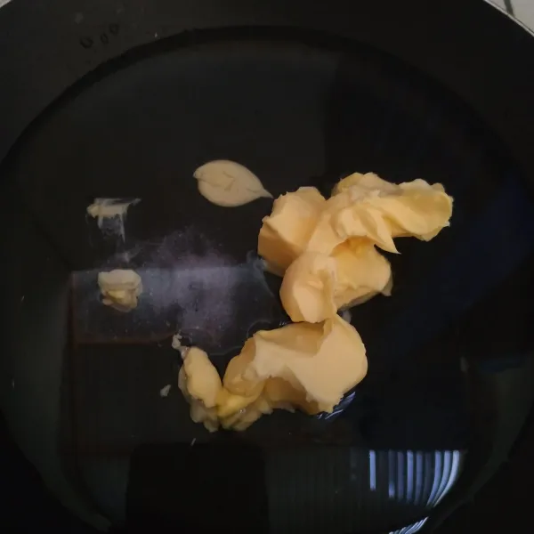 Masak air dan margarin sampai mendidih.