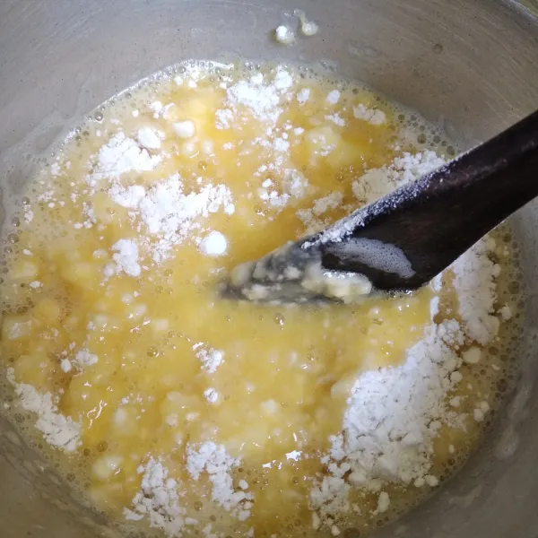 Didihkan air, margarin, gula dan garam, kecilkan api kemudian masukkan tepung.