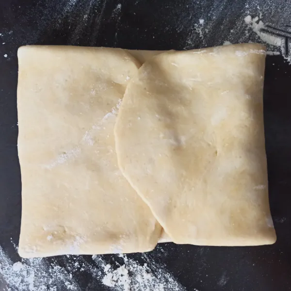 Lipat adonan hingga menutupi korsvet. Pipihkan kembali, lipat kemudian gilas lagi.