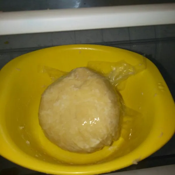 Padatkan dan bungkus plastik, lalu masukan adonan kulit pie ke dalam kulkas bawah selama 30 menit.