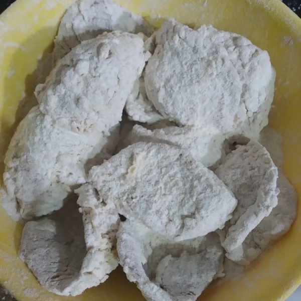 Masukkan ke tepung kering, aduk dan sedikit diremas agar tepung menempel sempurna