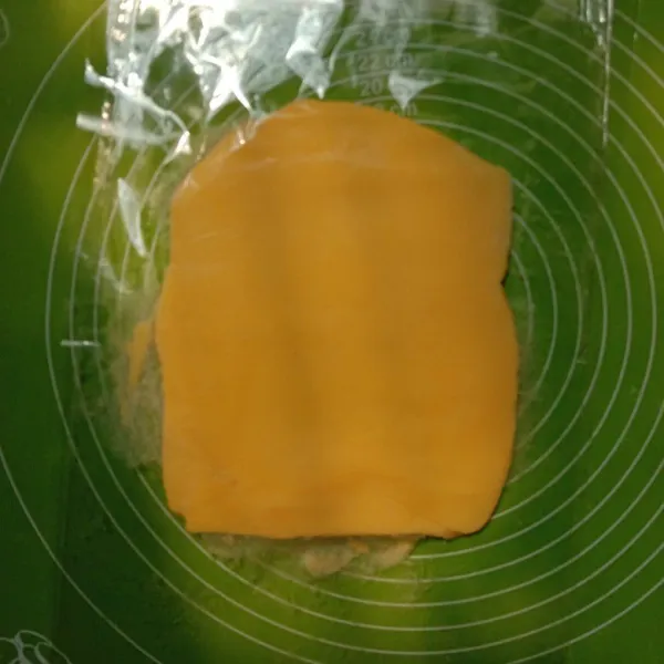 Pipihkan korsvet dalam plastik, masukkan kulkas dahulu.