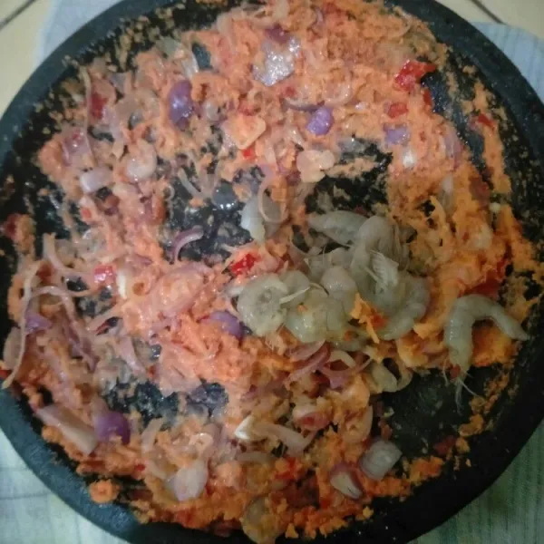 Haluskan bawang merah, bawang putih, udang, cabai merah besar, dan kemiri