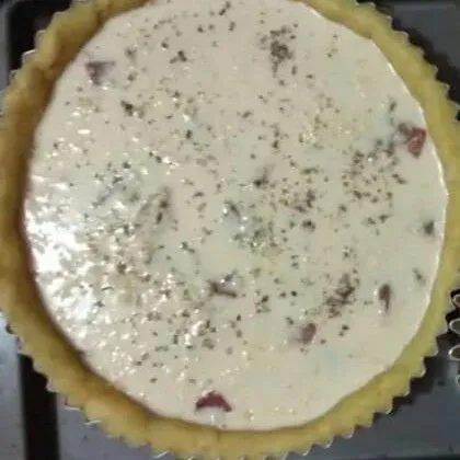 Tuang adonan susu, lalu taburi oregano.