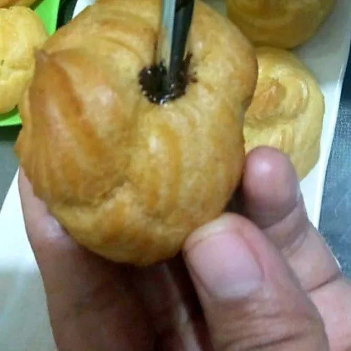 Selanjutnya soes bisa diisi denga isian sesuai selera. Saya isi dengan cokelat pasta. Siap disajikan.