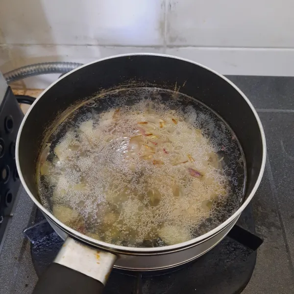 Tumis semua bawang dengan sedikit minyak. Bila sudah harum tambahkan air, kemudian masak hingga mendidih