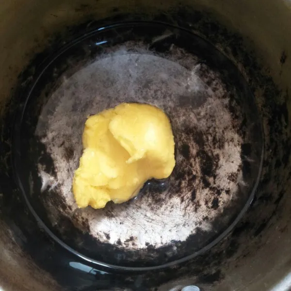 Panaskan wajan berisi air, garam dan margarin, biarkan hingga leleh dan mendidih.