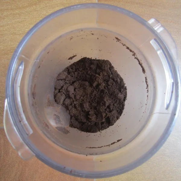 Pisahkan oreo dengan creamnya. Blender oreo tanpa cream hingga halus.