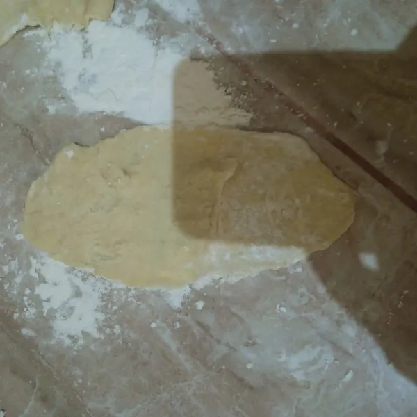 Potong korsvet sesuai kebutuhan kemudian gilas tipis.