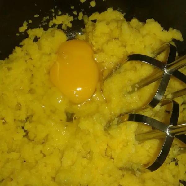 Setelah adonan benar benar dingin. Masukkan telur satu persatu sambil di mixer pelan hingga adonan mengkilat.